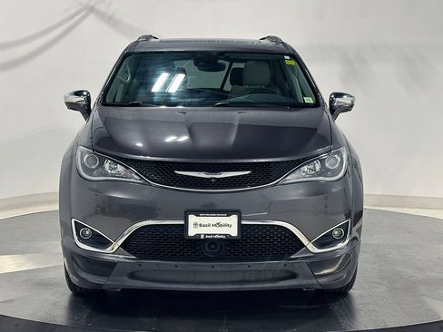 Used 2017 Chrysler Pacifica Limited FWD image 3