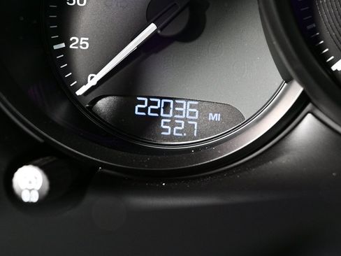 Certified 2025 Porsche Macan image 12