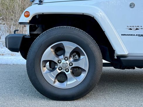Used 2018 Jeep Wrangler Sahara w/ Connectivity Group AWD/4WD image 8