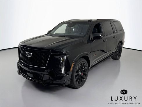 Used 2025 Cadillac Escalade ESV V w/ LPO, ONYX Package AWD/4WD image 4