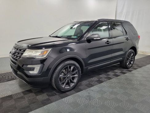 Used 2017 Ford Explorer XLT w/ Equipment Group 202A AWD/4WD image 2