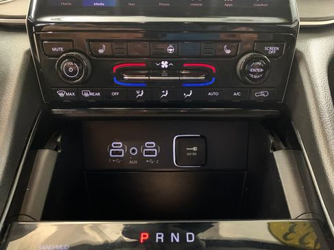 Used 2023 Jeep Grand Cherokee Limited w/ Black Appearance Package AWD/4WD image 11