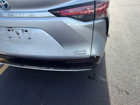 Used 2021 Toyota Sienna Limited FWD image 4
