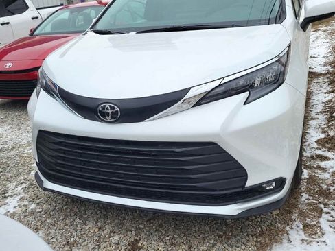 Used 2026 Toyota Sienna XLE image 1