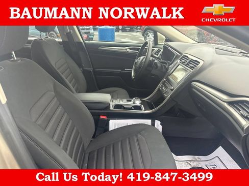 Used 2017 Ford Fusion SE w/ Fusion SE Technology Package FWD image 24