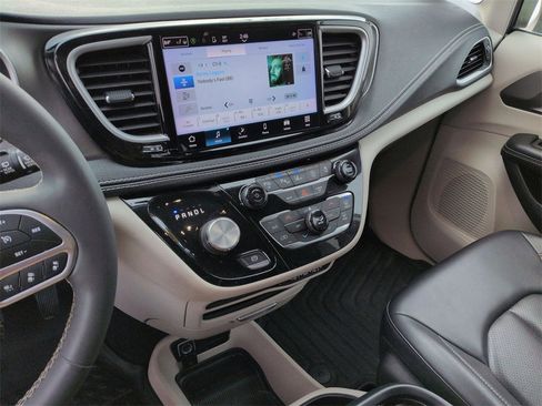 Used 2023 Chrysler Pacifica Touring-L image 22