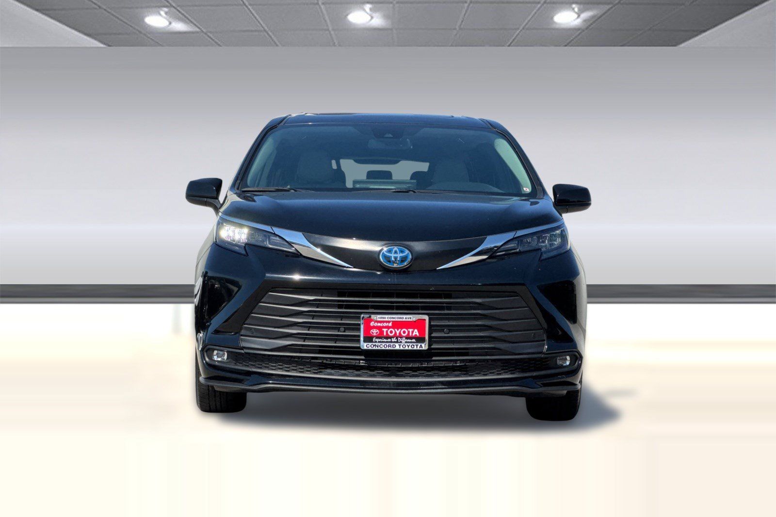 Used 2025 Toyota Sienna XLE FWD image 6
