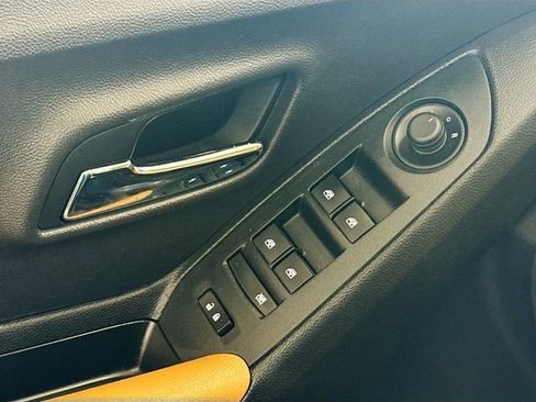 Used 2019 Chevrolet Trax LT w/ Sun & Sound Package AWD/4WD image 18