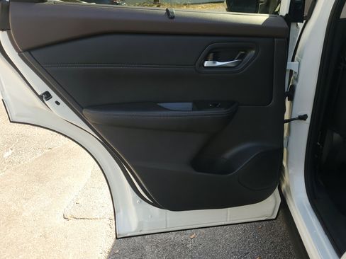 Used 2023 Nissan Rogue SV w/ SV Premium B Package image 11