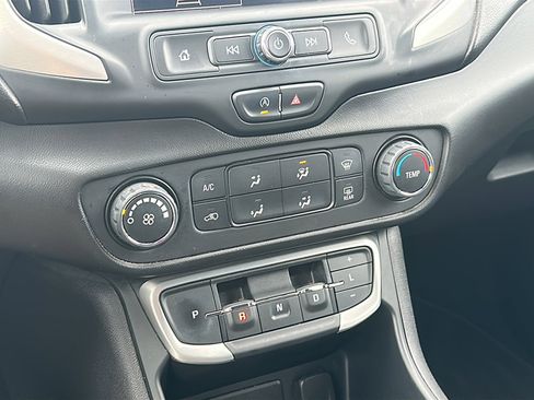 Used 2022 GMC Terrain SLE image 33