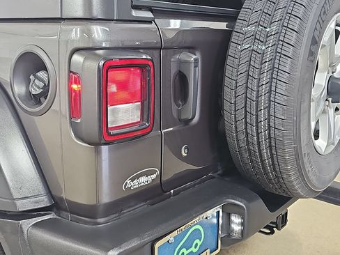 Used 2018 Jeep Wrangler Unlimited Sport S AWD/4WD image 38
