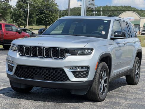 Used 2025 Jeep Grand Cherokee Limited AWD/4WD image 46
