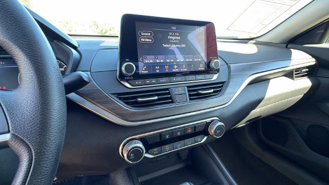 Used 2025 Nissan Altima 2.5 SV FWD image 24