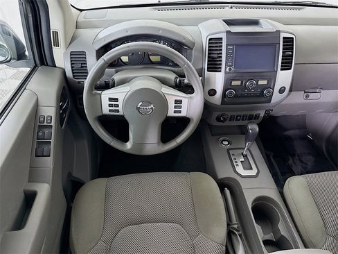 Used 2020 Nissan Frontier SV image 3