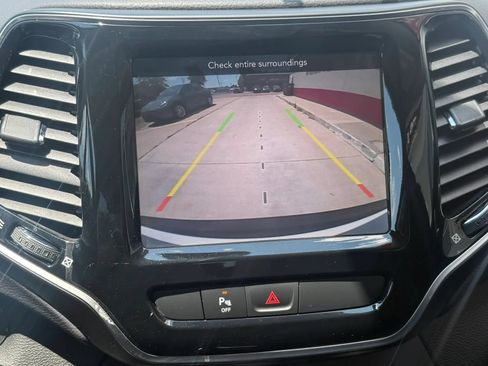 Used 2019 Jeep Cherokee Limited FWD image 19