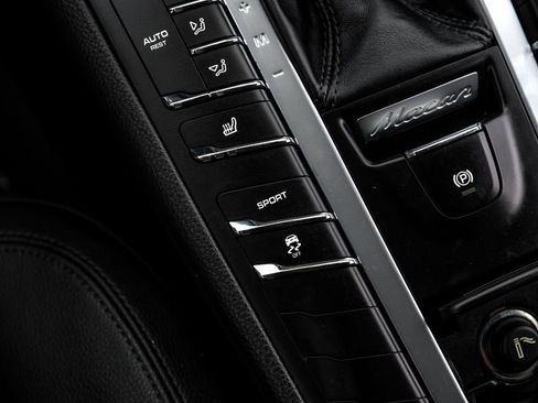 Used 2018 Porsche Macan AWD/4WD image 25