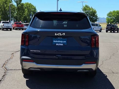 Used 2024 Kia Sorento S w/ Panoramic Sunroof Package FWD image 7
