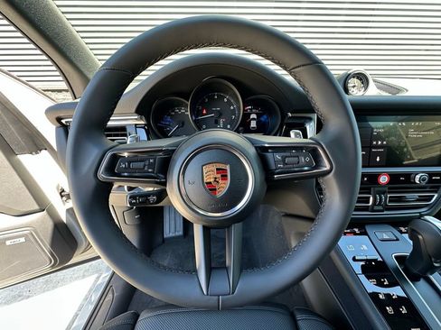 Used 2026 Porsche Macan AWD/4WD image 16