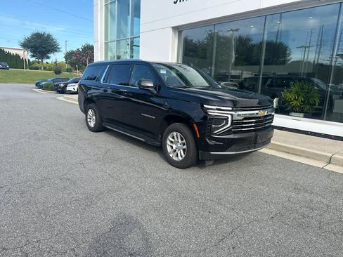 Used 2025 Chevrolet Suburban LT RWD image 4