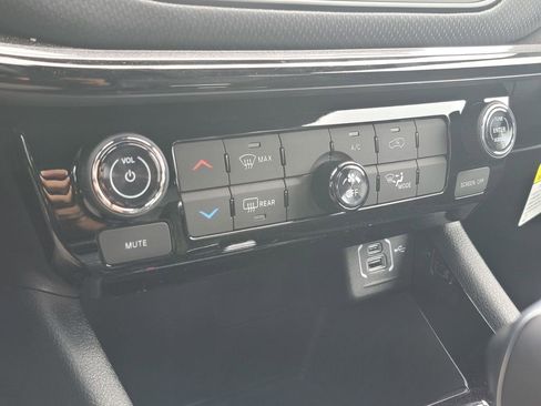 New 2026 Jeep Compass Latitude image 17