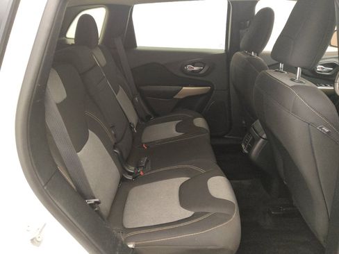 Used 2018 Jeep Cherokee Latitude w/ Altitude Package image 19