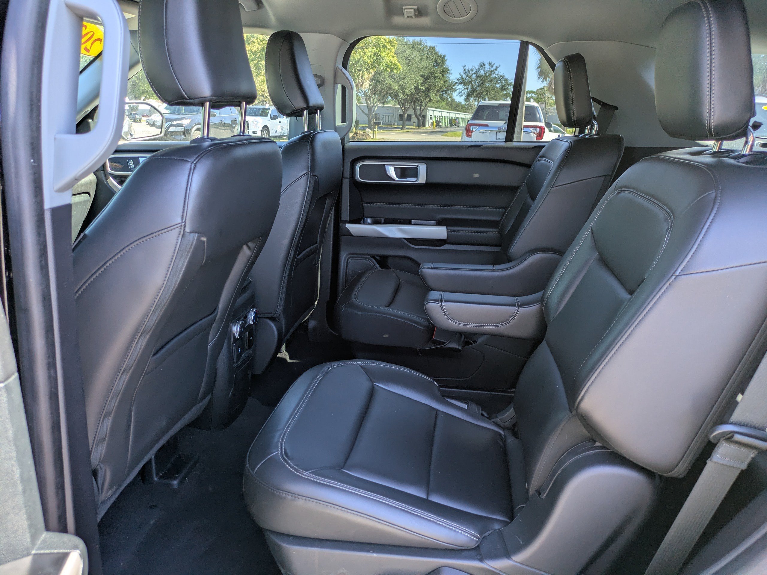 Used 2022 Ford Explorer XLT w/ Equipment Group 202A AWD/4WD image 13