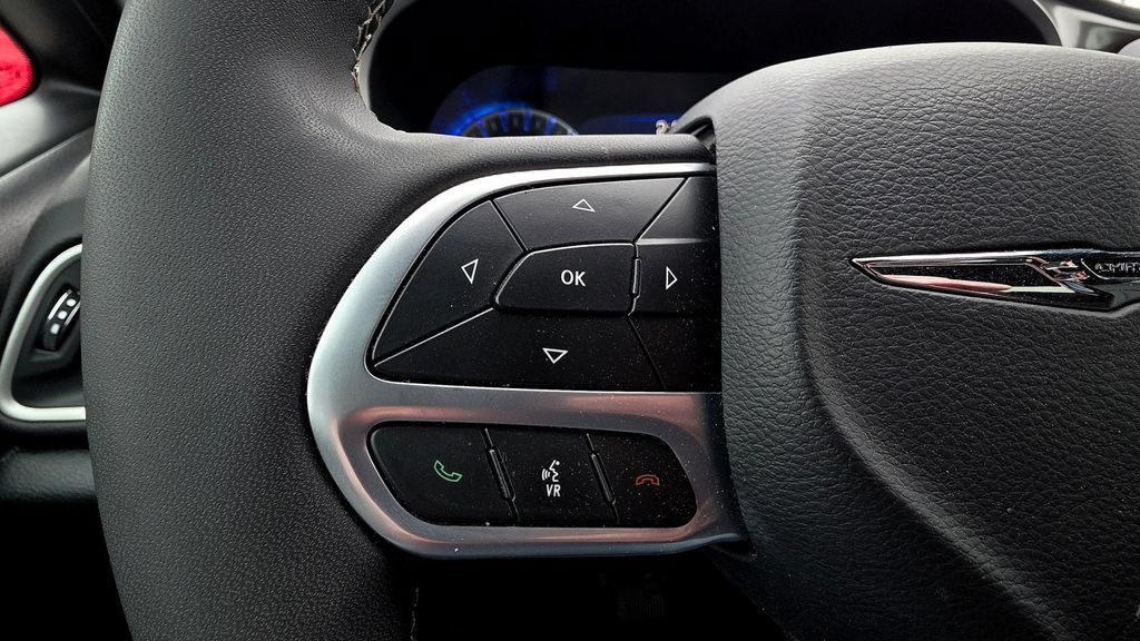 Used 2025 Chrysler Pacifica Select FWD image 25