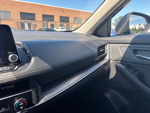Used 2025 Nissan Rogue SV FWD image 37