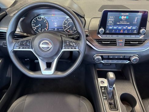 Used 2025 Nissan Altima 2.5 SV FWD image 14