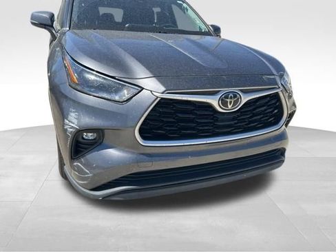 Used 2022 Toyota Highlander XLE image 18