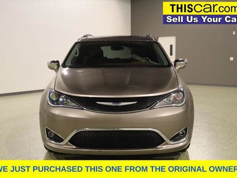 Used 2018 Chrysler Pacifica Limited w/ Tire & Wheel Group FWD image 3