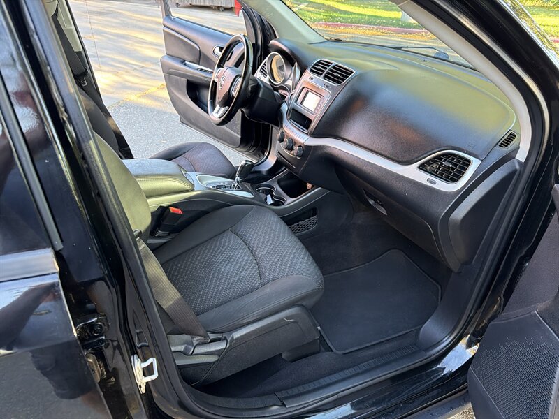 Used 2020 Dodge Journey SE w/ SE Popular Equipment Group FWD image 23