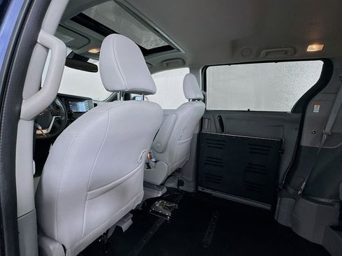 Used 2020 Toyota Sienna XLE Premium image 18