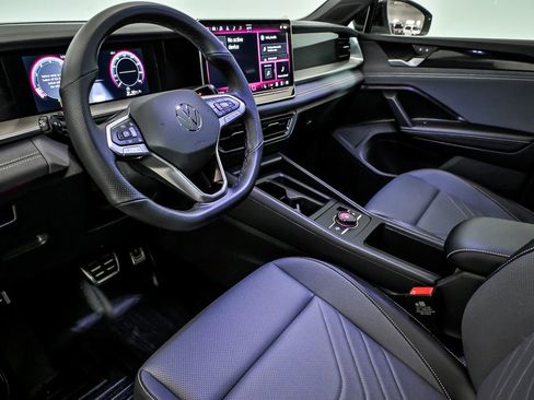 Used 2025 Volkswagen Tiguan SE R-Line AWD/4WD image 11