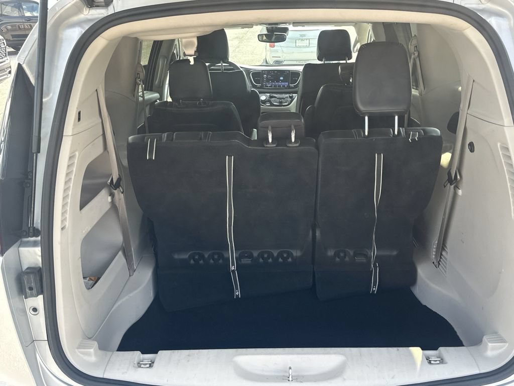 Used 2024 Chrysler Pacifica Touring-L FWD image 17