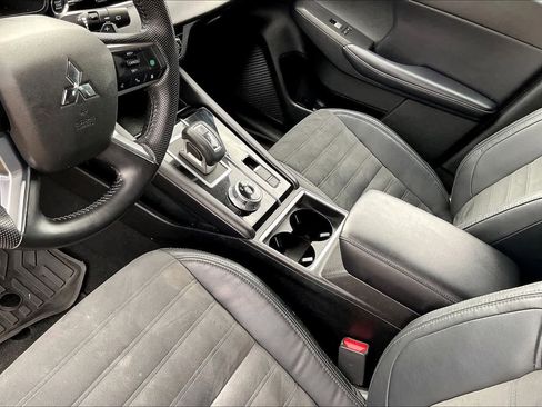Used 2023 Mitsubishi Outlander SE Black Edition FWD image 16