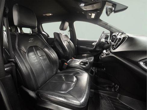 Used 2018 Chrysler Pacifica Touring-L Plus w/ S Appearance Package FWD image 11