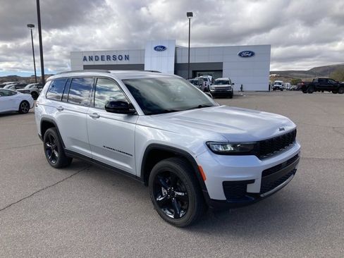 Used 2023 Jeep Grand Cherokee L Laredo image 3