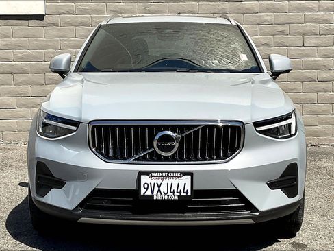Used 2025 Volvo XC40 B5 Core AWD/4WD image 2