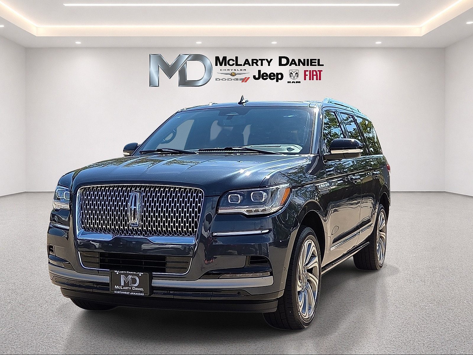 Used 2024 Lincoln Navigator Reserve AWD/4WD image 2
