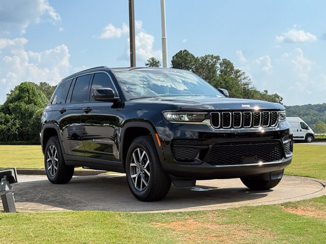 New 2027 Jeep Grand Cherokee Laredo X RWD image 1