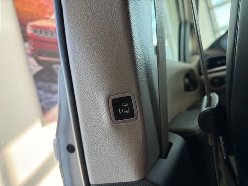 Used 2024 Chrysler Pacifica Touring-L image 19