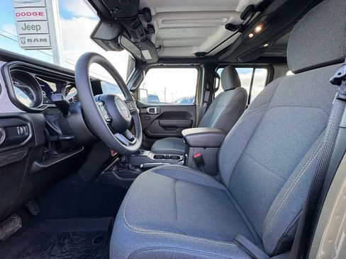 Used 2025 Jeep Wrangler Willys image 17