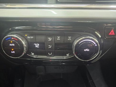 Used 2025 Chevrolet Trax LT w/ LT Convenience Package FWD image 8