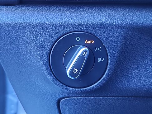 Certified 2023 Volkswagen Jetta SE w/ Panoramic Sunroof Package image 11