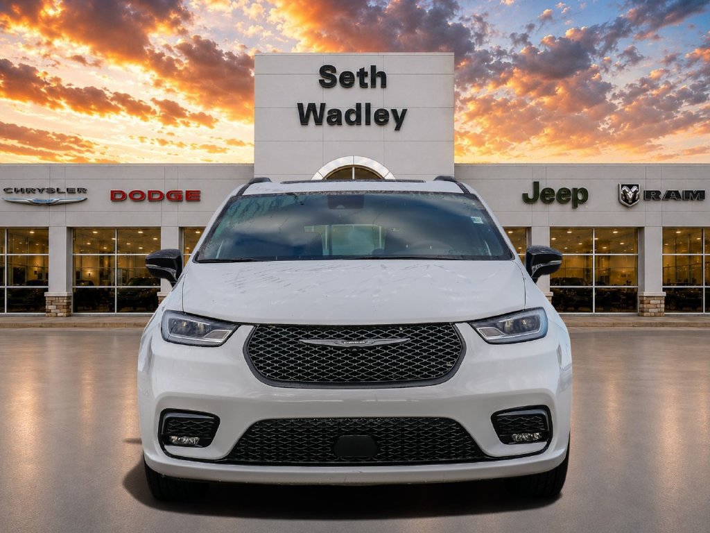 Used 2025 Chrysler Pacifica Limited FWD image 2