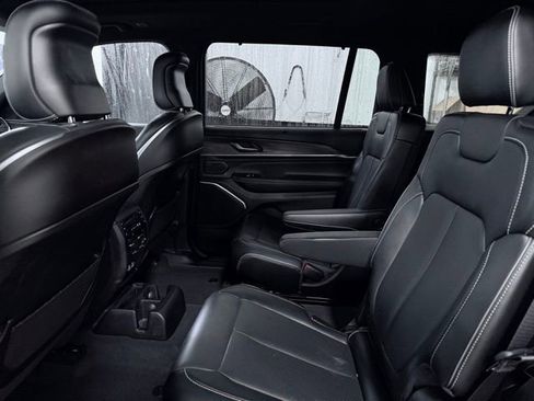 Used 2023 Jeep Grand Cherokee L Overland w/ Luxury Tech Group IV AWD/4WD image 23