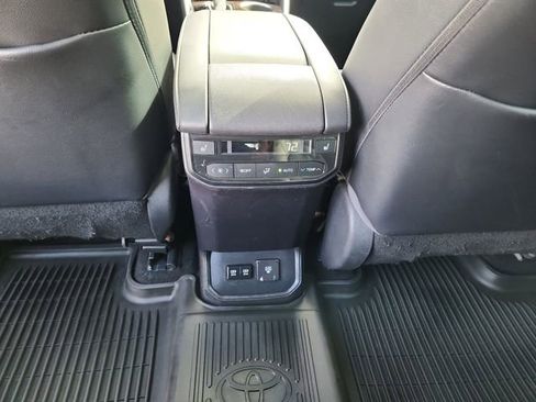 Used 2021 Toyota Highlander Platinum FWD image 13