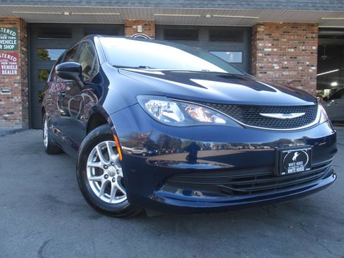 Used 2020 Chrysler Voyager LX image 2