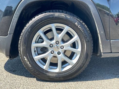 Used 2018 Jeep Cherokee Latitude Plus AWD/4WD image 11